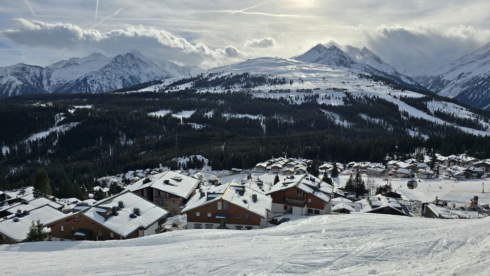 Vanaf de piste kun je de Edelweisshaus zien liggen.